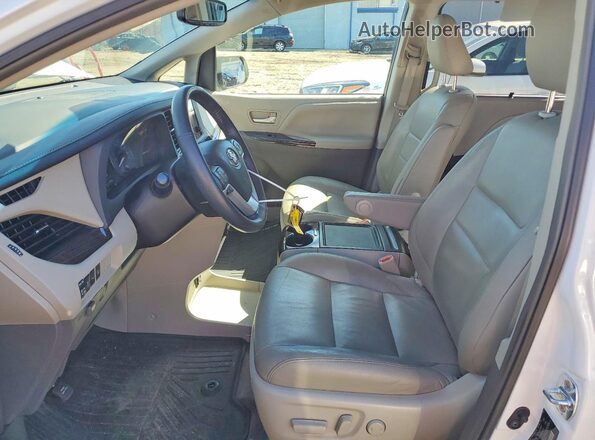 5TDYZ3DC3HS894521 2017 TOYOTA SIENNA White Front interior view