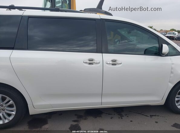 5TDYZ3DC4HS791561 2017 TOYOTA SIENNA White უკანა სალონის ხედი