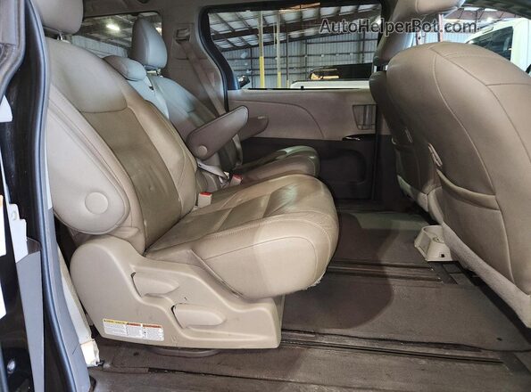 5TDYZ3DC4HS796601 2017 TOYOTA SIENNA Black Вид задньої частини салону