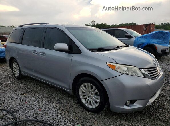 5TDYZ3DC4HS809735 2017 TOYOTA SIENNA Silver Przód prawy