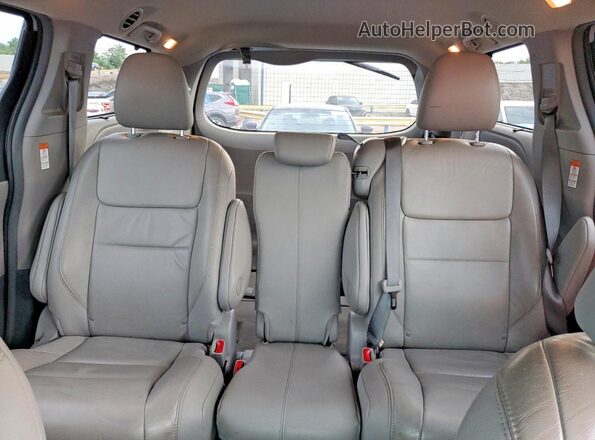 5TDYZ3DC4HS809735 2017 TOYOTA SIENNA Silver Widok tylnych siedzeń