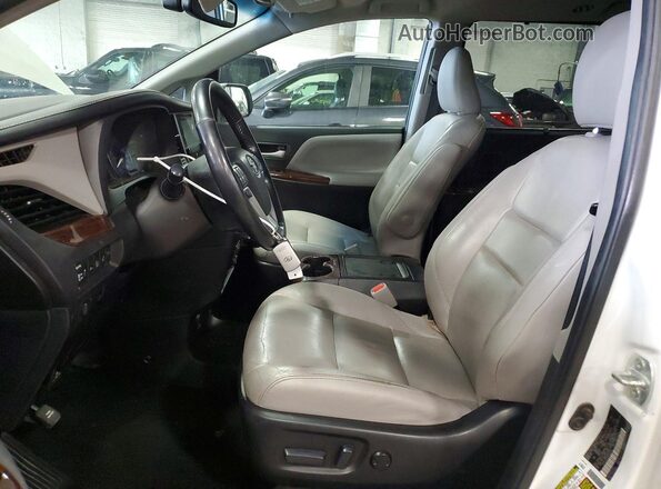 5TDYZ3DC4HS832870 2017 TOYOTA SIENNA Белый Вид салона спереди