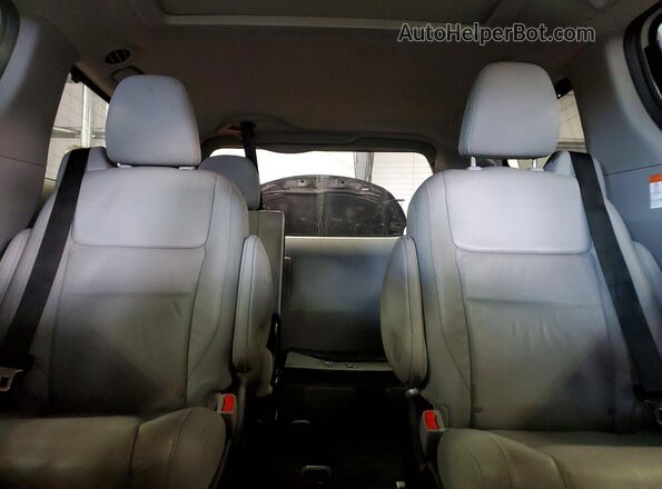 5TDYZ3DC4HS832870 2017 TOYOTA SIENNA Белый Вид задних сидений