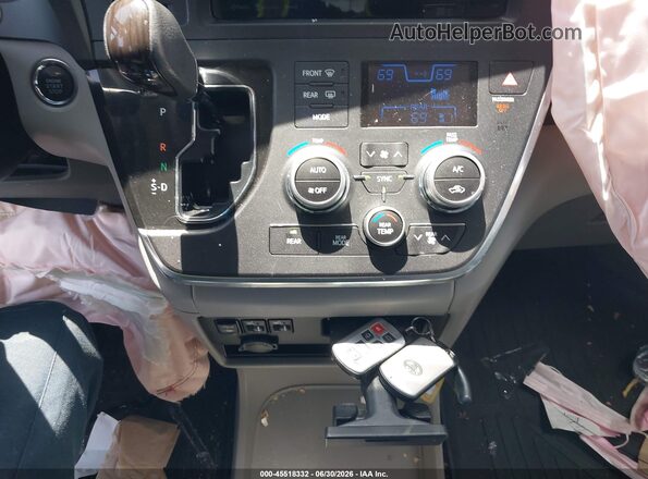 5TDYZ3DC4HS837616 2017 TOYOTA SIENNA Gray Widok deski rozdzielczej