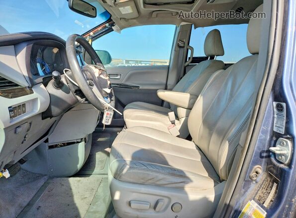 5TDYZ3DC4HS875413 2017 TOYOTA SIENNA Синий Вид салона спереди