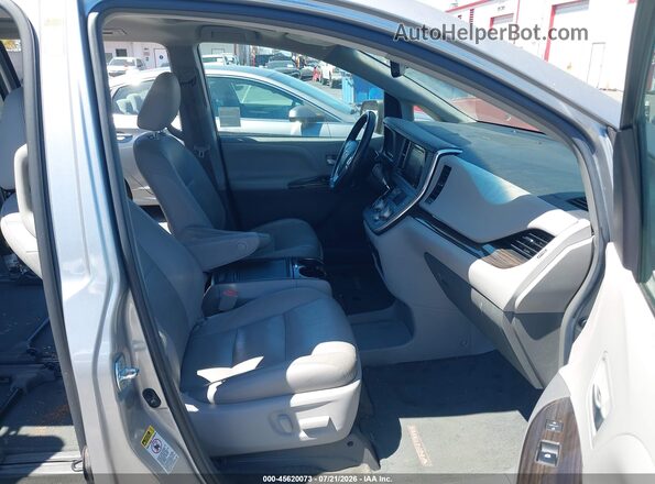5TDYZ3DC5HS788409 2017 TOYOTA SIENNA Silver წინა სალონის ხედი