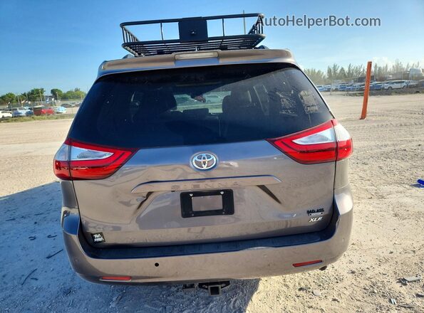 5TDYZ3DC5JS914578 2018 TOYOTA SIENNA Gray Rear view
