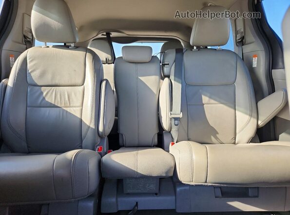 5TDYZ3DC5JS914578 2018 TOYOTA SIENNA Gray Rear seats view