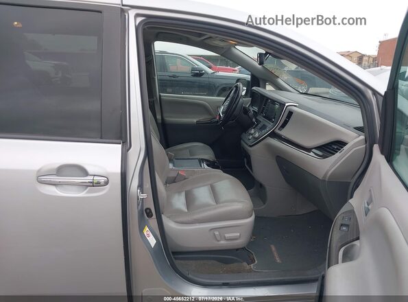 5TDYZ3DC5JS939819 2018 TOYOTA SIENNA Silver Вид салону спереду