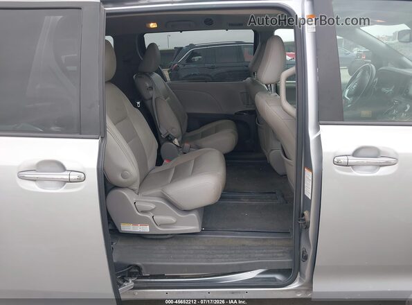 5TDYZ3DC5JS939819 2018 TOYOTA SIENNA Silver Вид наклейки з VIN-кодом