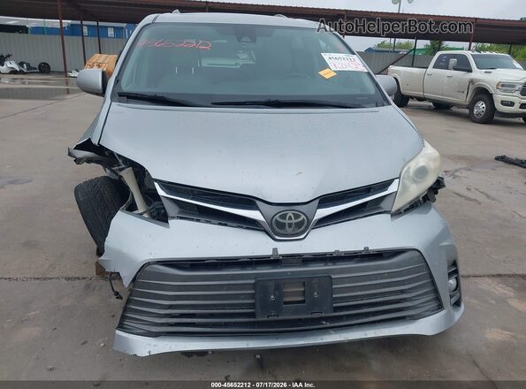 5TDYZ3DC5JS939819 2018 TOYOTA SIENNA Silver Вид задньої частини салону