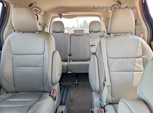 5TDYZ3DC6HS827976 2017 TOYOTA SIENNA White Widok tylnych siedzeń