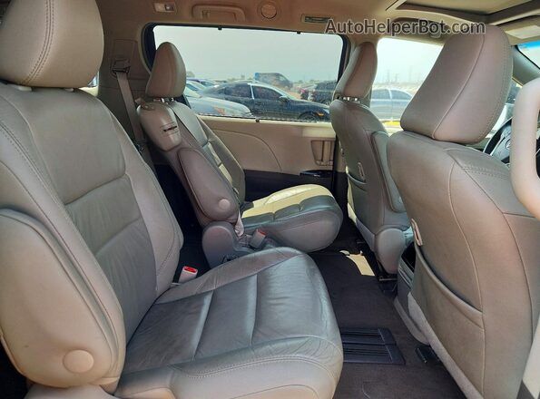 5TDYZ3DC6HS827976 2017 TOYOTA SIENNA White Widok wnętrza z tyłu