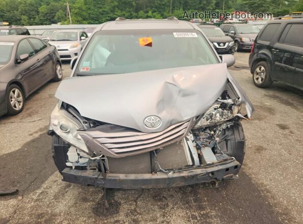 5TDYZ3DC6HS851405 2017 TOYOTA SIENNA Silver Widok z przodu