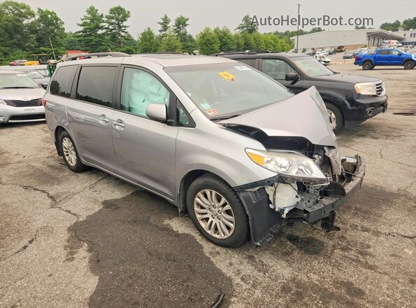 5TDYZ3DC6HS851405 2017 TOYOTA SIENNA Silver Przód prawy