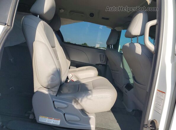 5TDYZ3DC7HS766766 2017 TOYOTA SIENNA White Vista interior trasera