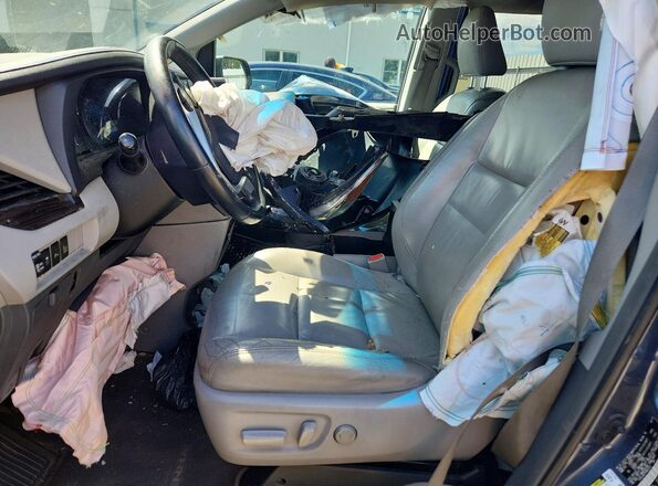 5TDYZ3DC7HS852322 2017 TOYOTA SIENNA Blue Front interior view