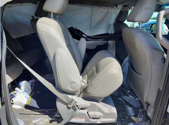 5TDYZ3DC7HS852322 2017 TOYOTA SIENNA Blue Rear interior view