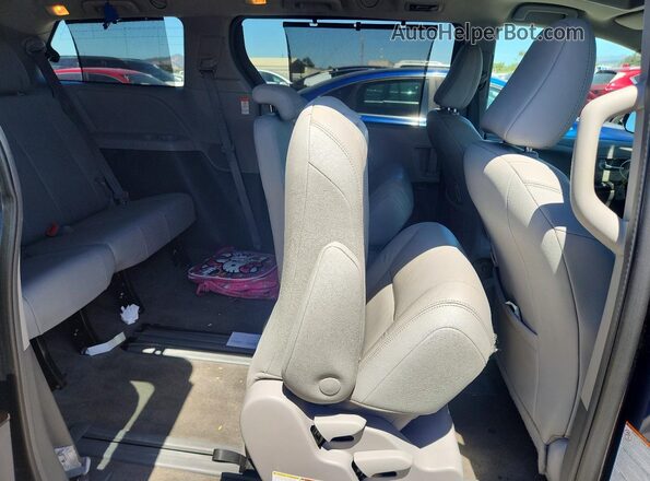 5TDYZ3DC8JS928331 2018 TOYOTA SIENNA Blue Vista interior trasera