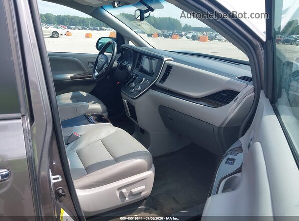 5TDYZ3DC9HS786775 2017 TOYOTA SIENNA Gray Front interior view