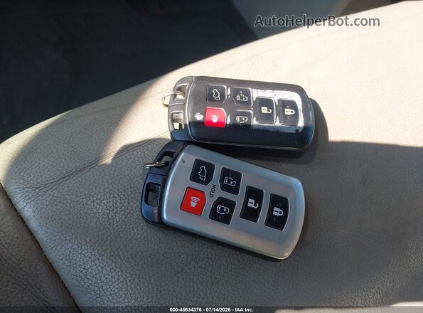 5TDYZ3DC9HS794777 2017 TOYOTA SIENNA Черный Вид панели приборов