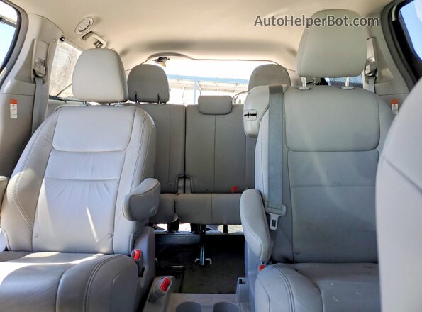 5TDYZ3DC9HS898783 2017 TOYOTA SIENNA White Widok tylnych siedzeń