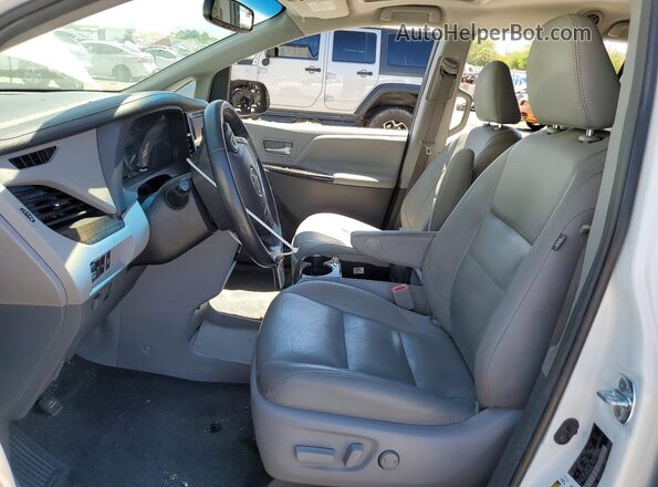 5TDYZ3DC9HS898783 2017 TOYOTA SIENNA White Widok wnętrza z przodu
