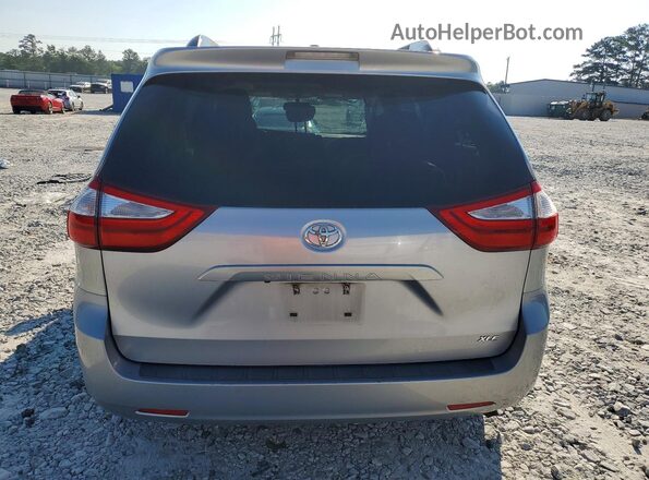 5TDYZ3DCXHS779737 2017 TOYOTA SIENNA Silver Vista trasera