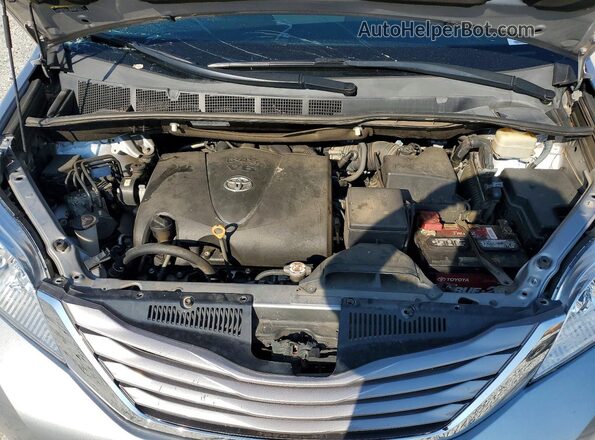 5TDYZ3DCXHS779737 2017 TOYOTA SIENNA Silver Vista del compartimento del motor