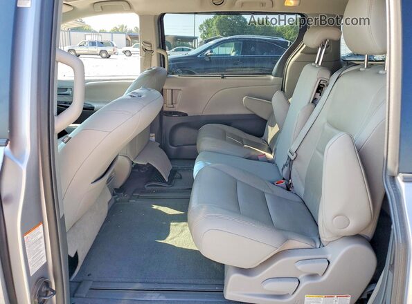 5TDYZ3DCXHS779737 2017 TOYOTA SIENNA Silver Vista interior trasera