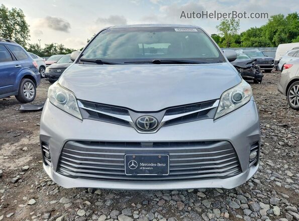 5TDYZ3DCXJS927018 2018 TOYOTA SIENNA Silver Widok z przodu