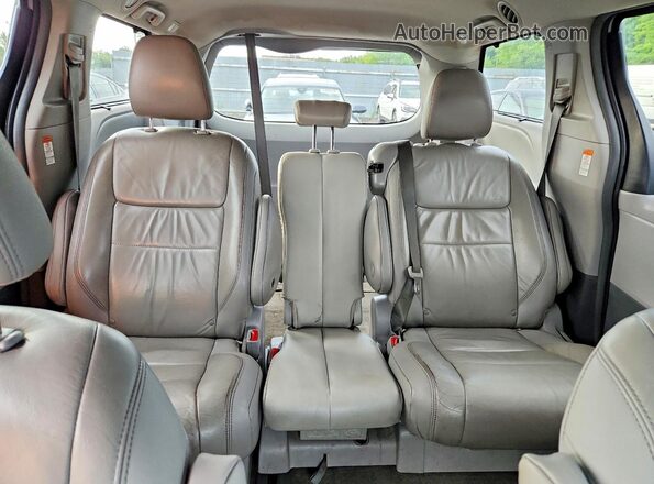 5TDYZ3DCXJS927018 2018 TOYOTA SIENNA Silver Widok tylnych siedzeń