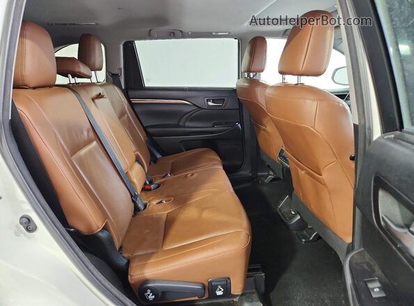 5TDYZRFH2JS266189 2018 TOYOTA HIGHLANDER White Rear interior view