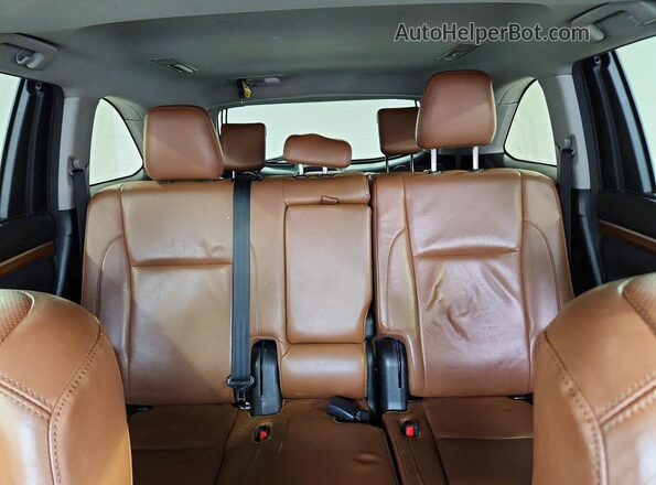 5TDYZRFH2JS266189 2018 TOYOTA HIGHLANDER White Rear seats view