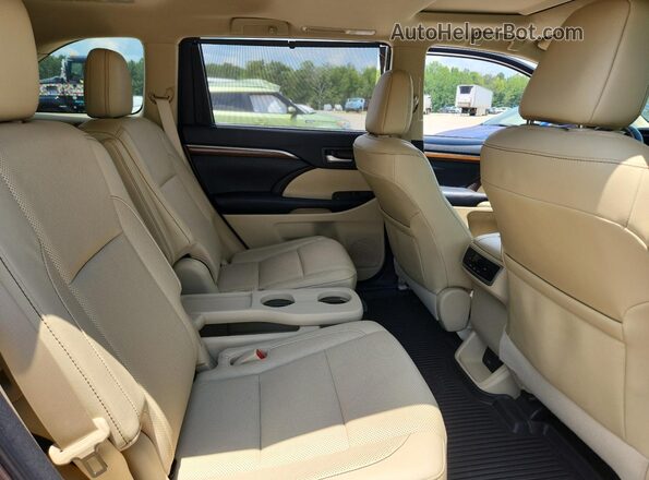 5TDYZRFH3JS253094 2018 TOYOTA HIGHLANDER Brown Rear interior view