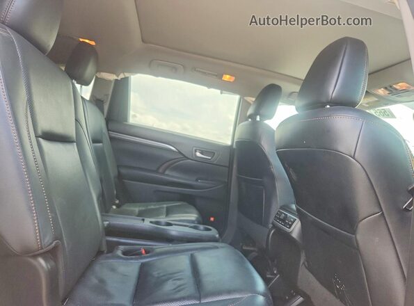 5TDYZRFH6HS192169 2017 TOYOTA HIGHLANDER White Widok wnętrza z tyłu