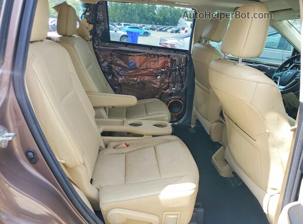 5TDYZRFH7JS242938 2018 TOYOTA HIGHLANDER Brown Հետևի նստատեղերի տեսք
