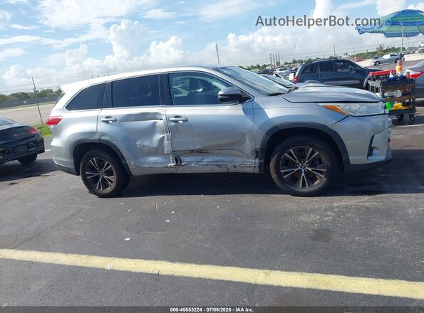 5TDZARFH6JS041687 2018 TOYOTA HIGHLANDER Silver Vista interior trasera