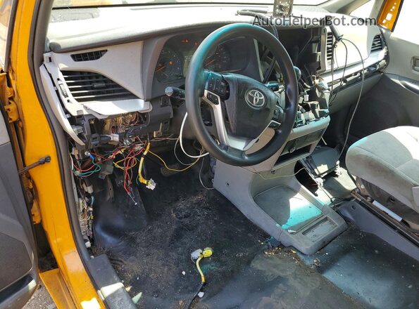 5TDZK3DC6GS700586 2016 TOYOTA SIENNA Yellow Widok deski rozdzielczej