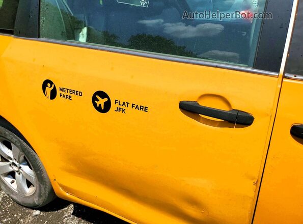 5TDZK3DC6GS700586 2016 TOYOTA SIENNA Yellow Widok wnętrza z tyłu