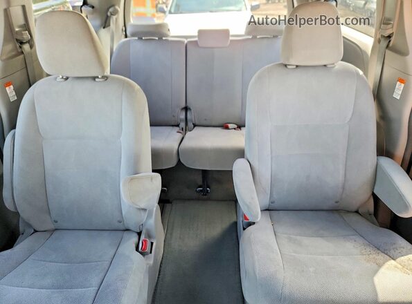 5TDZK3DC7GS714125 2016 TOYOTA SIENNA Silver Հետևի նստատեղերի տեսք