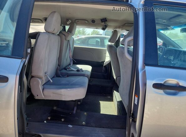 5TDZK3DC8GS707314 2016 TOYOTA SIENNA Silver Widok wnętrza z tyłu