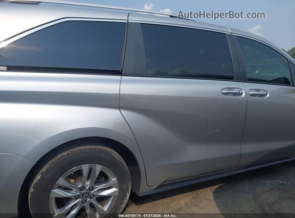 5TDZRKEC1PS176798 2023 TOYOTA SIENNA Silver Vista interior trasera