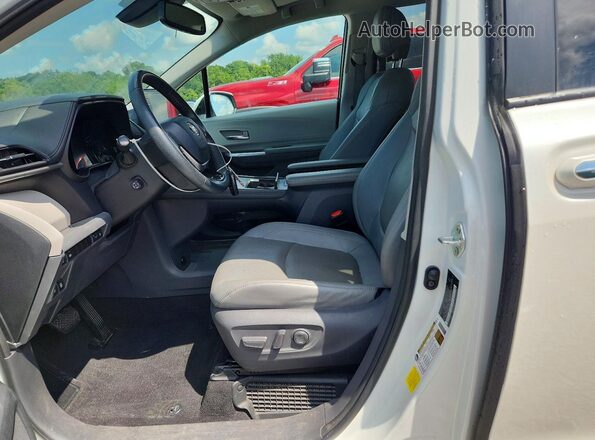 5TDZRKEC8MS019927 2021 TOYOTA SIENNA White Вид салону спереду