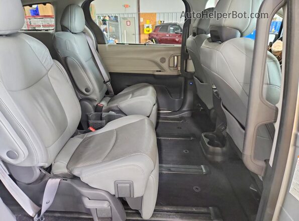 5TDZRKEC8MS048733 2021 TOYOTA SIENNA Silver Vista interior trasera