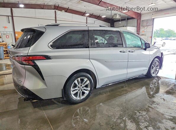 5TDZRKEC8MS048733 2021 TOYOTA SIENNA Silver Trasero derecho