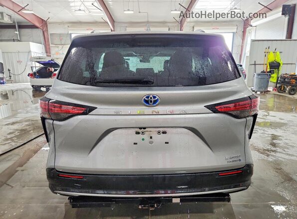 5TDZRKEC8MS048733 2021 TOYOTA SIENNA Silver Vista trasera