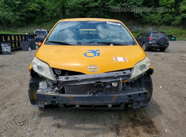 5TDZZ3DC2HS845895 2017 TOYOTA SIENNA Yellow Вид спереду