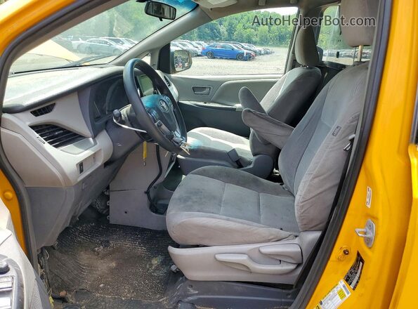 5TDZZ3DC2HS845895 2017 TOYOTA SIENNA Yellow Вид салону спереду