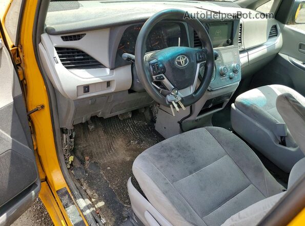 5TDZZ3DC2HS845895 2017 TOYOTA SIENNA Yellow Вид панелі приладів